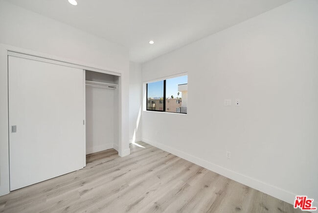 Building Photo - 406 1/2 N Kenmore Ave