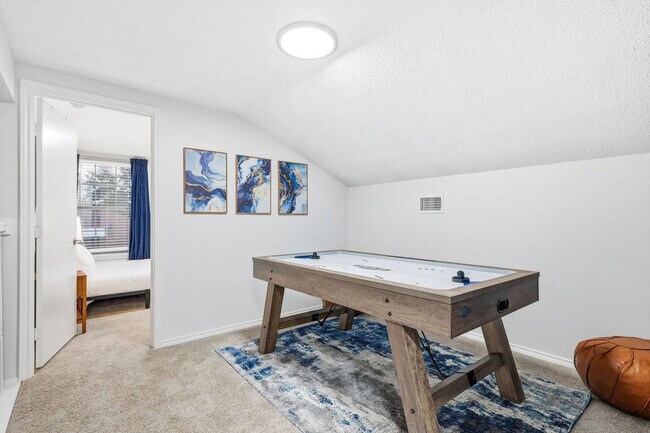 Building Photo - 2 St Charles Pl