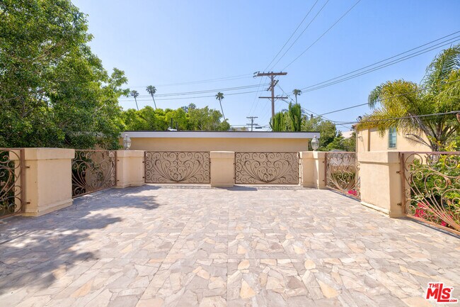 Building Photo - 12219 Darlington Ave