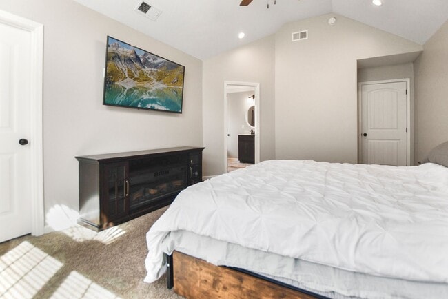 Building Photo - Pet Friendly Four Bedroom!