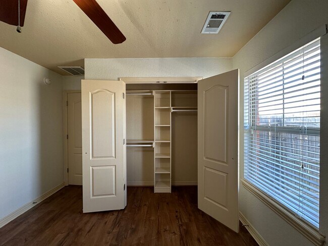 Building Photo - 612 Windbrook Ct