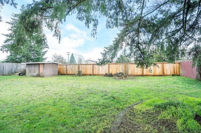 Building Photo - Spacious 4-Bedroom Home with Large Yard, Covered Patio & Garage in Lakewood