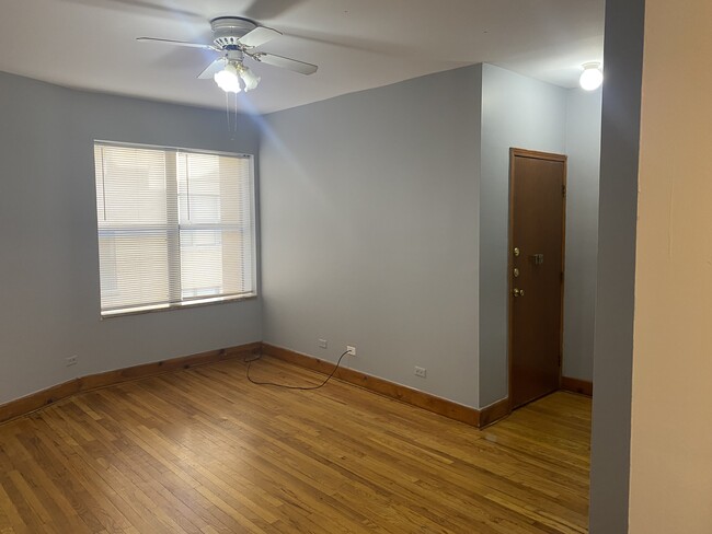 Living Room - 4924 N Kedzie Ave