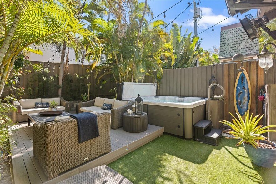 Building Photo - 228 NE 16th Ter