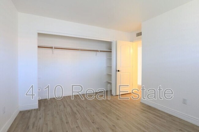 Building Photo - 951 E Leeward Ln