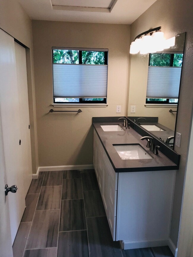 Building Photo - 2115 Overlook Dr