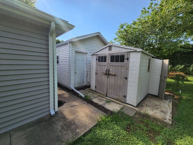 Building Photo - Available October 1st - East Peoria - 2BR/...
