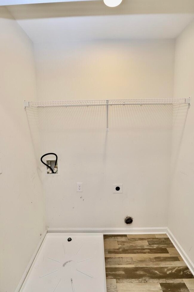 Building Photo - 2943 Old Field Rd