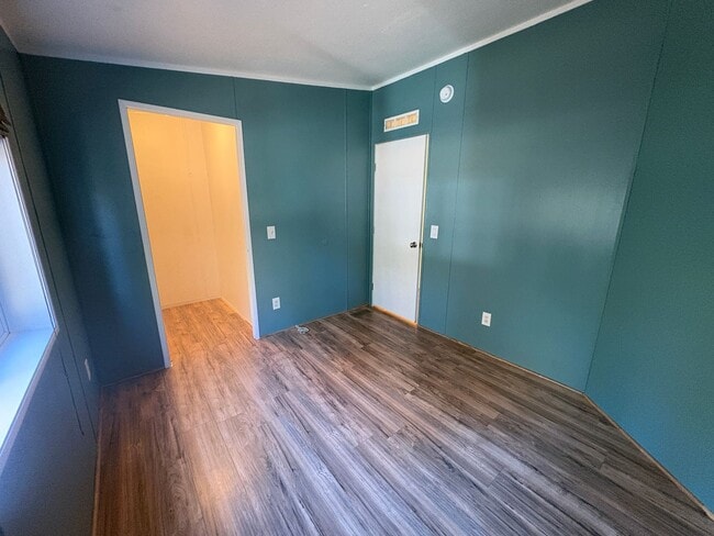 Building Photo - CHECK OUT THIS SPACIOUS SINGLE FAMILY HOME IN DESCHUTES RIVER WOODS ON 0.96 ACRES!