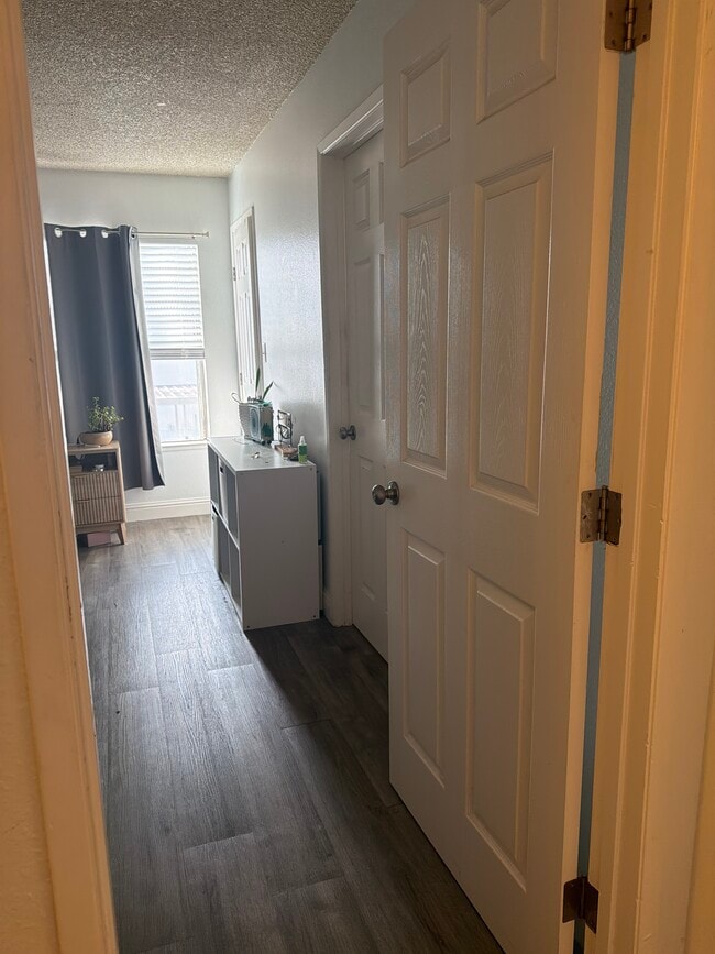 Building Photo - 3701 Colonial Dr