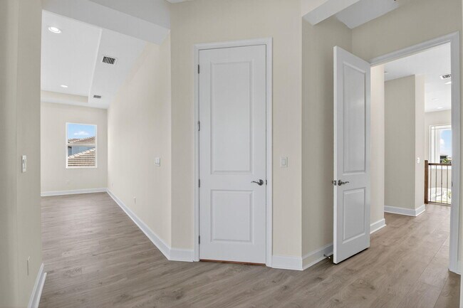 Building Photo - 15120 Wildwood Cir