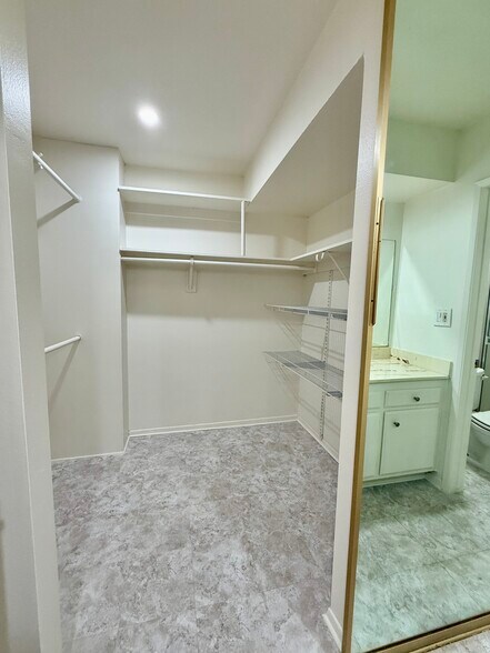 Building Photo - 5320 Zelzah Ave