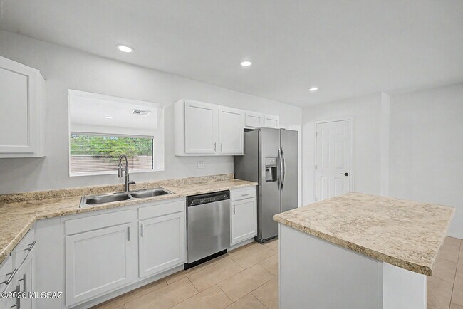 Building Photo - 5120 E Alberta Dr