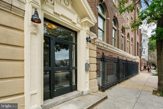 Building Photo - 427 Monroe St