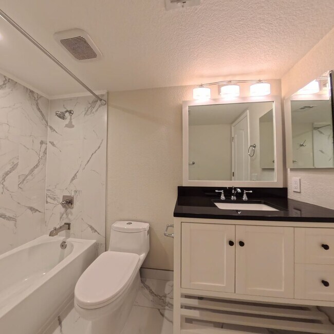 Building Photo - Modern style 2 Bed 2 bath Condo 1st Floor at The Lakes!