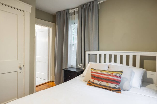 Building Photo - 3935 Oak Park Pl