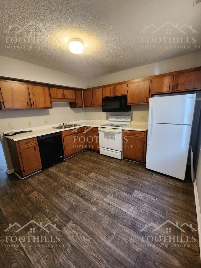 Building Photo - Modern 2-Bedroom Townhouse Near Anderson U...
