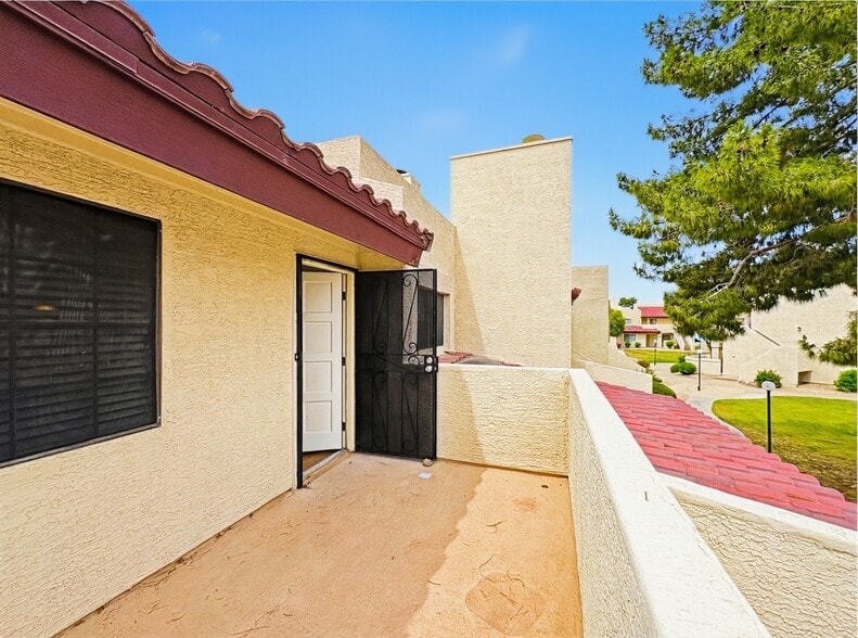 Building Photo - 2020 W Union Hills Dr