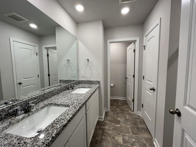 Building Photo - Townhome less than 2 miles from Downtown C...