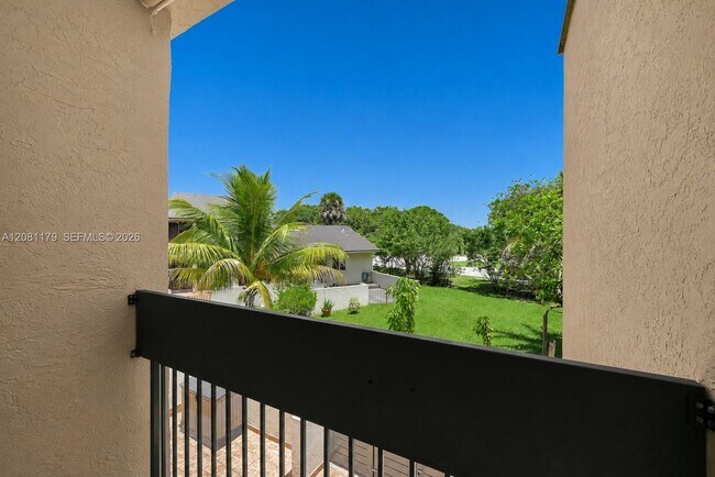 Building Photo - 9133 Fontainebleau Blvd