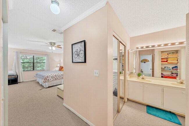 Building Photo - 9278 Vista Del Lago