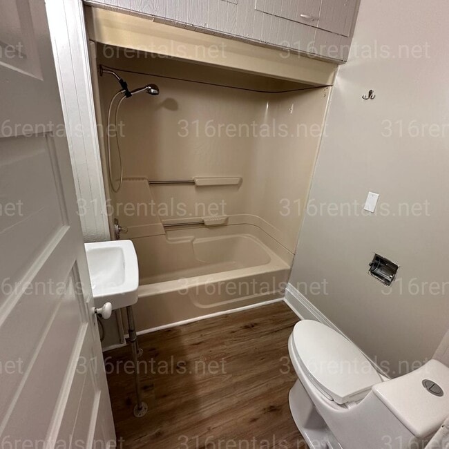 Building Photo - $799 - 2 bedroom/ 1 bathroom - Duplex