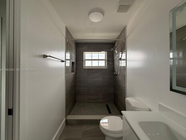 Building Photo - 948 E 47th St