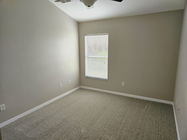 Building Photo - Annual Rental - Lovely 3 Bedroom 2 Bathroo...