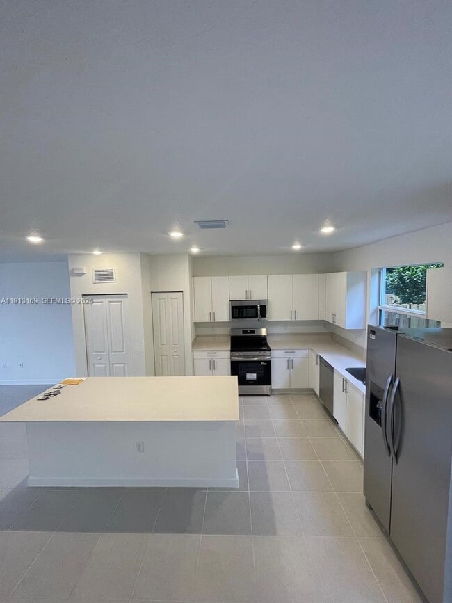 Building Photo - 1076 SE 2nd St