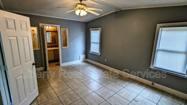 Building Photo - 955 Hollywood Dr