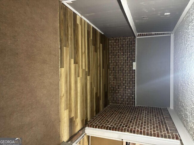 Building Photo - 1961 Valley Ridge Dr SW