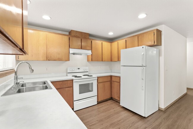 Building Photo - Updated SE Portland Townhome - Near Woodstock