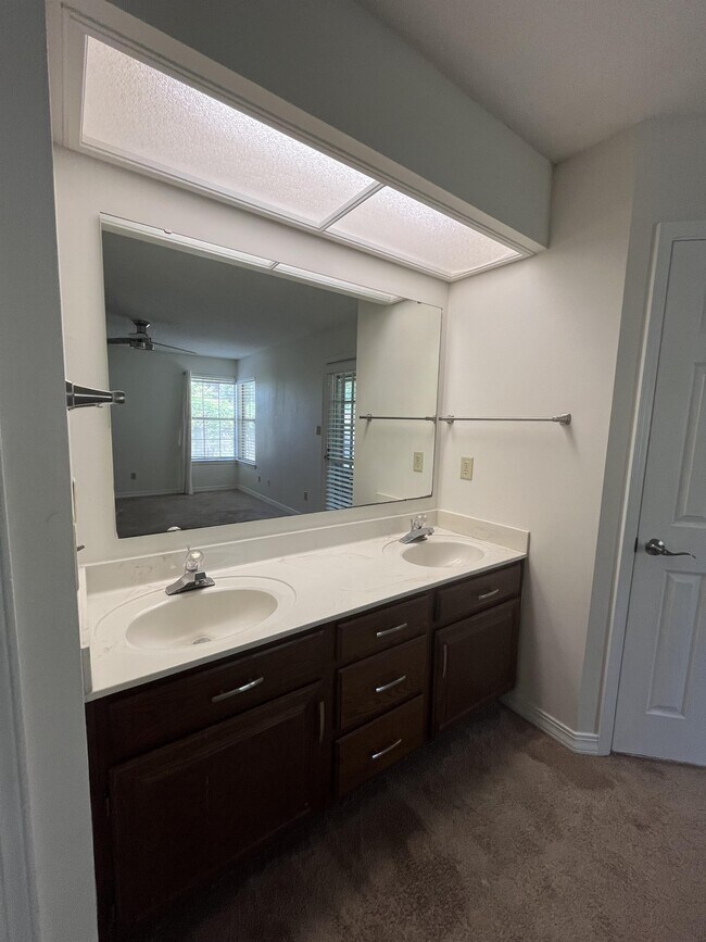 Building Photo - 1305 Ariel Ct