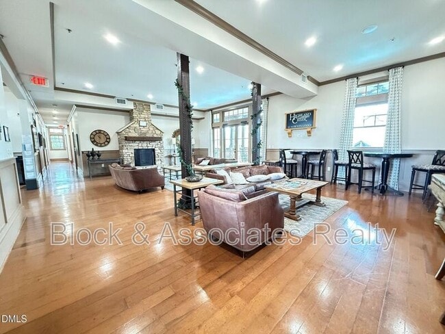 Building Photo - 8527 Quarton Dr