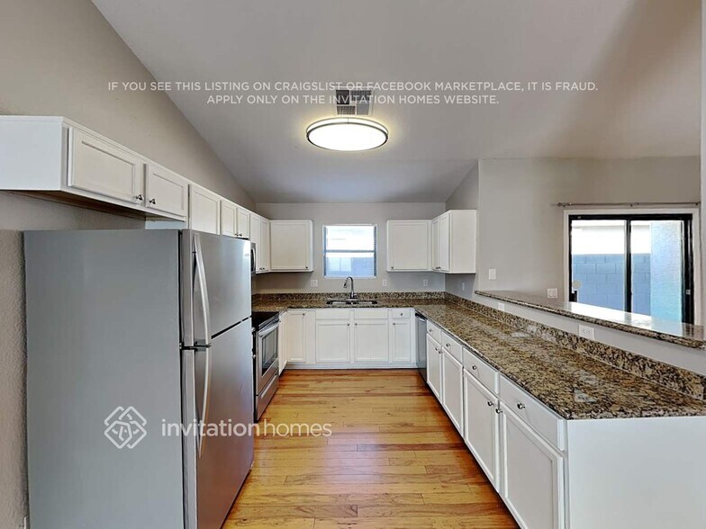Building Photo - 8910 W Vale Dr