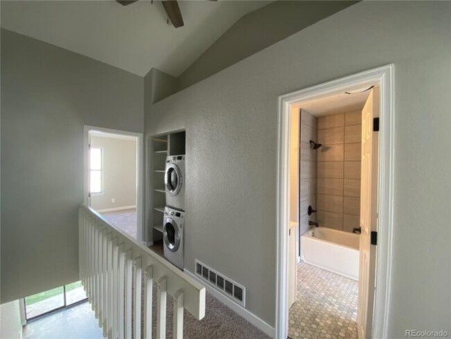 Building Photo - Charming 2-Bedroom Townhome in the America...