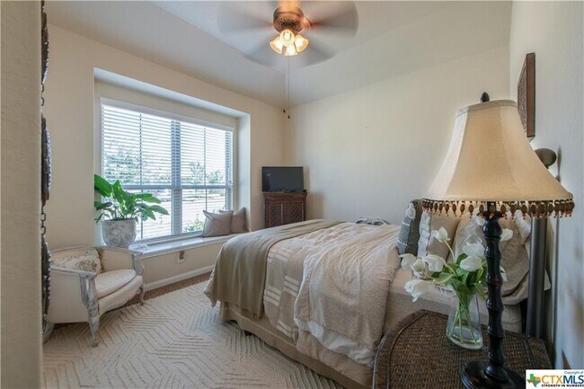 Building Photo - 5633 Briar Fld