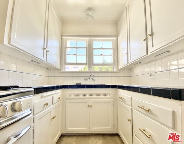 Building Photo - 2254 N Beachwood Dr