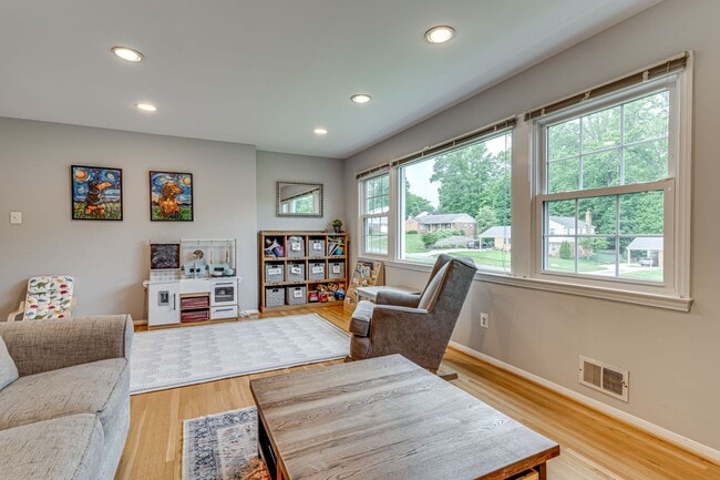 Building Photo - Spacious 4-bedroom home in West Springfield!