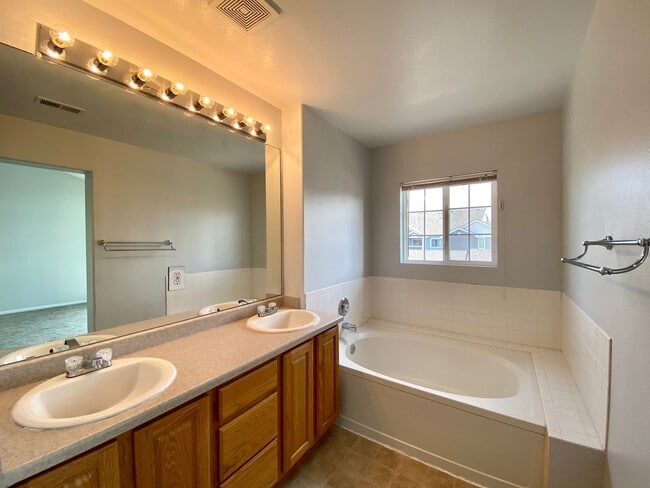 Building Photo - Fantastic Highlands Ranch Townhome - 3bed, 2.5 bath - End Unit