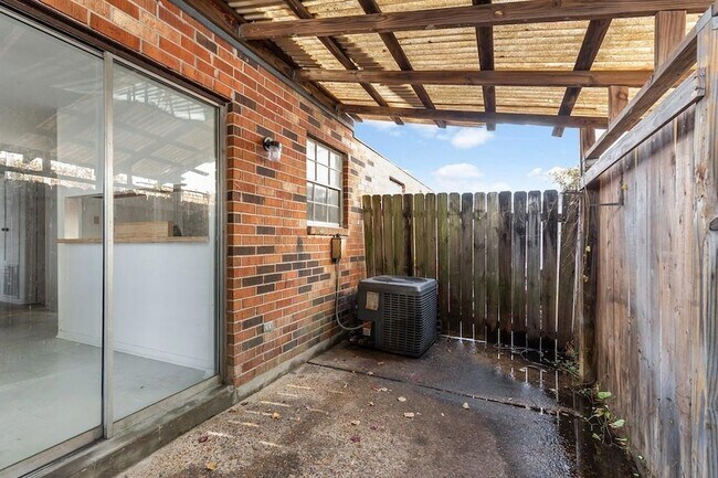 Building Photo - 55 Brandon Hall Dr