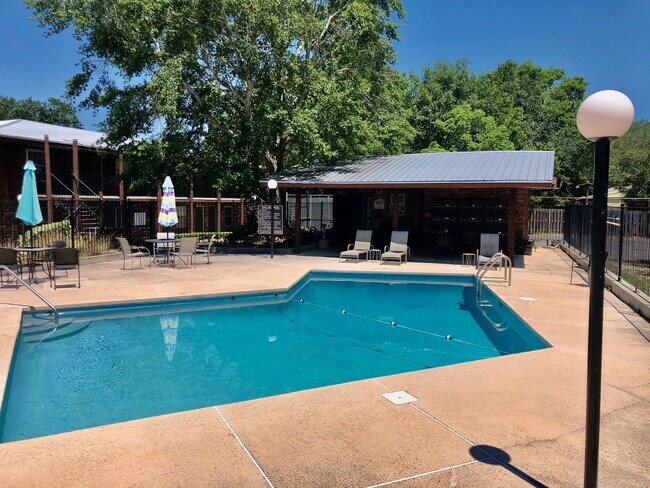 Building Photo - Spacious 1 Bedroom