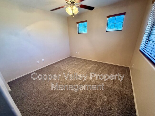 Building Photo - 519 E Rainbow Dr