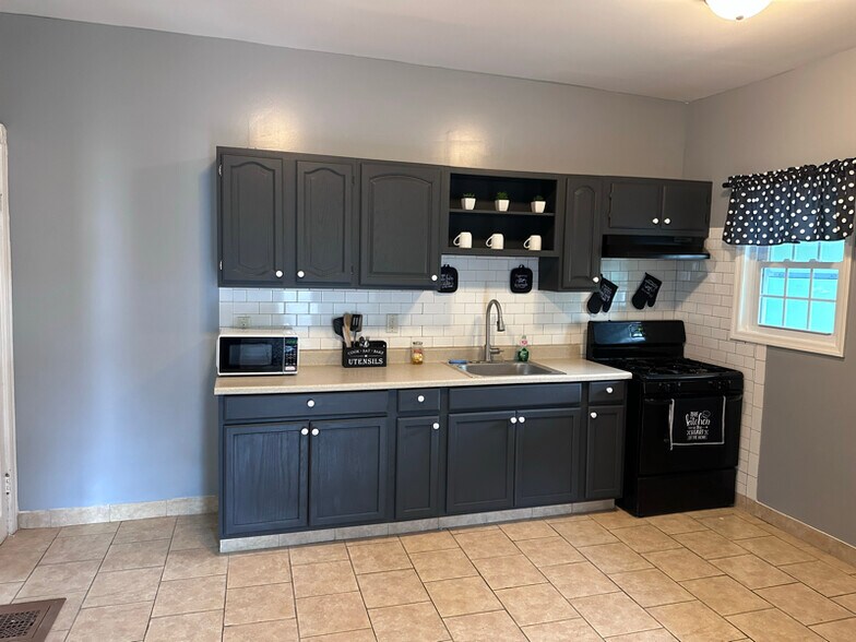 Primary Photo - 362 Norton St