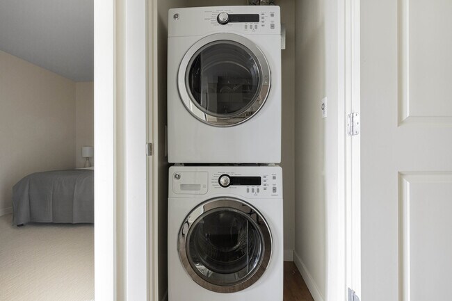 Building Photo - 215 10th Ave E