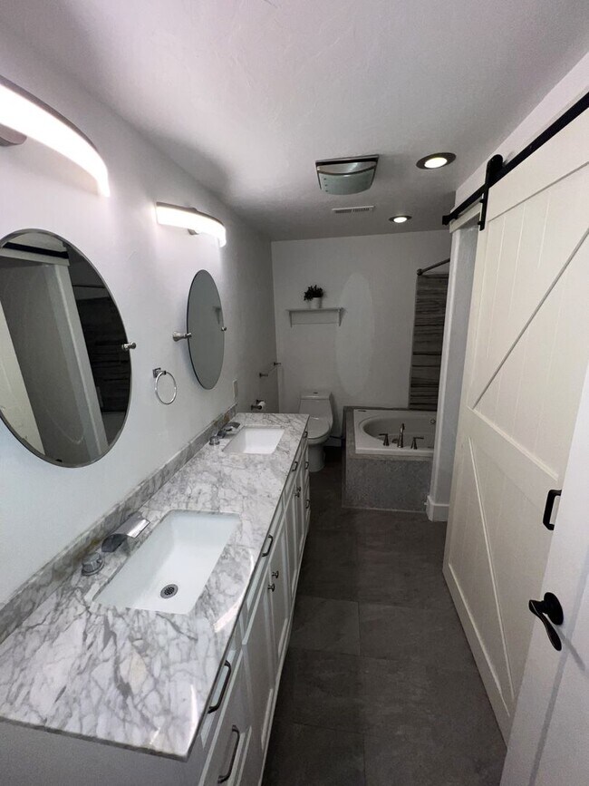 Building Photo - Spacious 6-Bedroom Home with 2 Kitchens in...