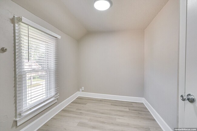 Building Photo - 1111 Oviatt St