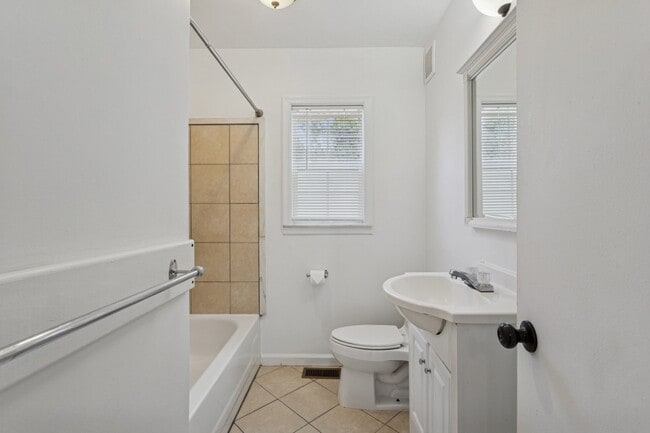 Building Photo - Christopher Shores