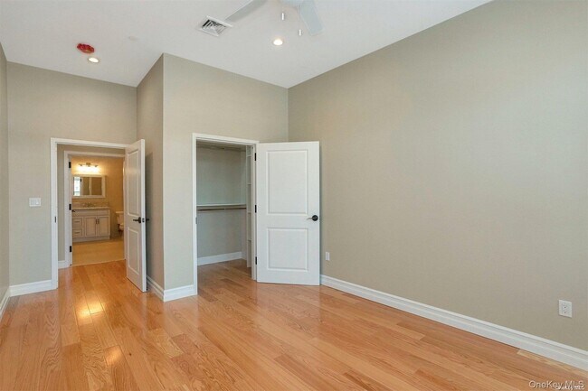 Building Photo - 10 Wall St