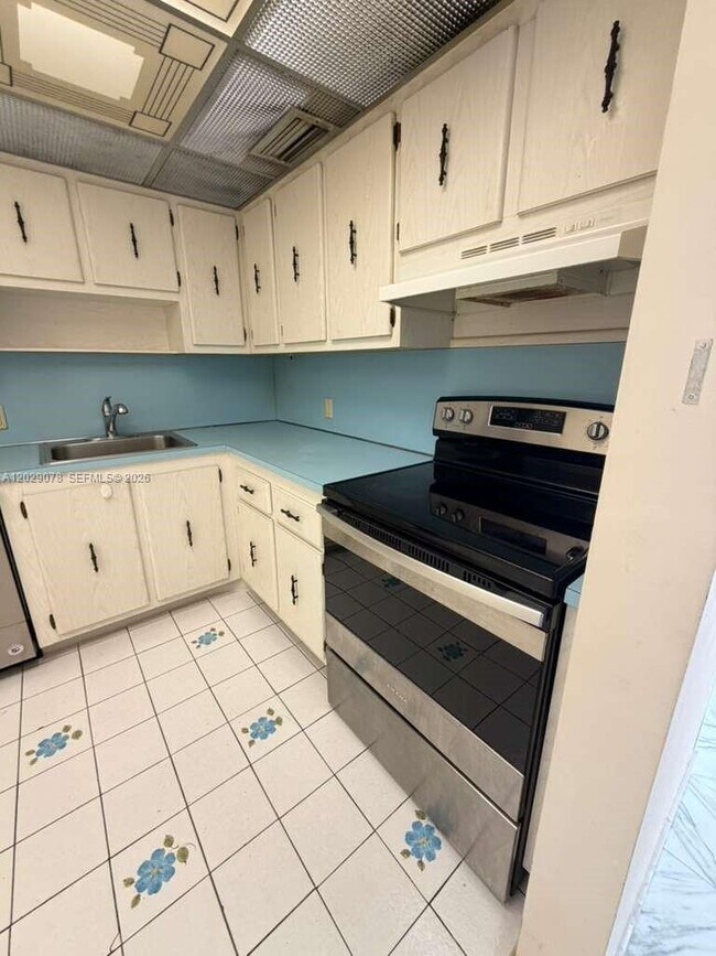 Building Photo - 20379 W Country Club Dr